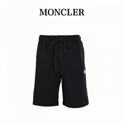 Moncler蒙口Mc X 藤原浩 联名款徽章短裤 采用100%纯棉打造，表面经过起绒处理之后形成的棉质抓绒面料，其触感柔软细腻，绒毛分布均匀。棉纤维的天然结构