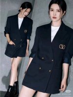 valentin*2025新品翻领双排纽扣西装外套 定制Yb进口人丝材质 光泽质感 细腻有型 独特大翻领设计 双排金色立体纽扣 简约大气 袖口同样饰以纽扣 胸前