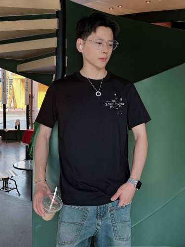 Lv 夏季新品，人工手绘时尚单品设计，更加时尚舒适，高标准定制，上身非常有型，客供辅料，客供进口高档面料质感非常细腻，细节工艺精湛考究，塑造性极高的一款单品，任