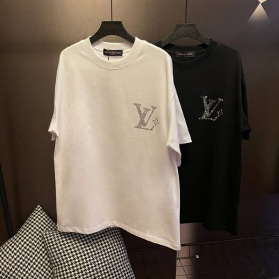 款号M031 Louis Vuitton2025S圆领T恤短袖 采用280克36支活性环保面料 同缸定织定染原版同色螺纹 采用高端烫钻工艺 全套定制辅料 内里包