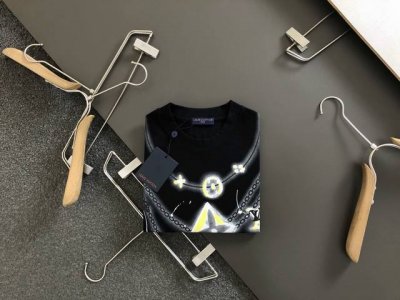 l牌*合身版型M-Xxxl 25春夏涂鸦经典短袖，精致工艺专柜面料，顶级元素融合打造，经典短袖3标齐全，潮男时尚，无论是上身舒适度还是都是无可比拟的存在，可以说