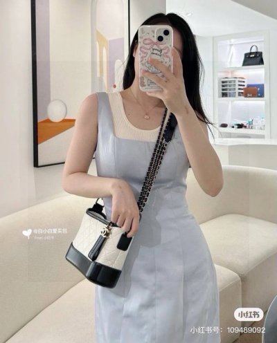chanel 香奈儿流浪包白色 由老佛爷亲自操刀设计，受娱乐圈女明星刘雯、赵丽颖、迪丽热巴、欧阳娜娜等钟爱的这款 Chanel 流浪包，究竟有什么特别之处？ 黄