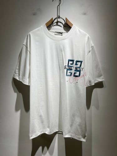 giv*Chy 纪*希2025春夏新款男女同款短袖T恤，主创时尚注入了全新时尚能量。通过探索各种题材和性感魅力，极具辨识度，引领全新街头时尚潮流。该款是G家独家