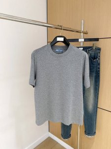p普拉达2025春夏新款男女同款短袖T恤 最新款全网独家首上 ~既经典有时尚百搭 谁不爱啊 将经典再次展现 非常的耐看 自带低奢光环与辨识度 传统的品牌理念和现