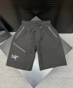 arcteryx始祖鸟男士户外工装刺绣速干短裤 面料：功能性速干面料！ 特性：速干透气不黏身！轻盈透气不掉色！舒适有弹力！ 工艺：3D立体剪裁拼接设计，特种口袋