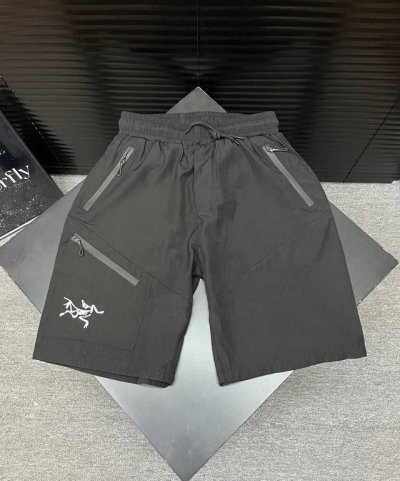 arcteryx始祖鸟男士户外工装刺绣速干短裤 面料：功能性速干面料！ 特性：速干透气不黏身！轻盈透气不掉色！舒适有弹力！ 工艺：3D立体剪裁拼接设计，特种口袋