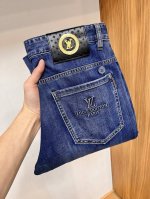 lv 2025夏季新品 欧洲站男士商务休闲牛仔裤 当商务遇上休闲，当经典碰撞时尚，2025年春季，我们为您带来全新欧洲站男士商务休闲牛仔裤！ 精选高品质面料，柔