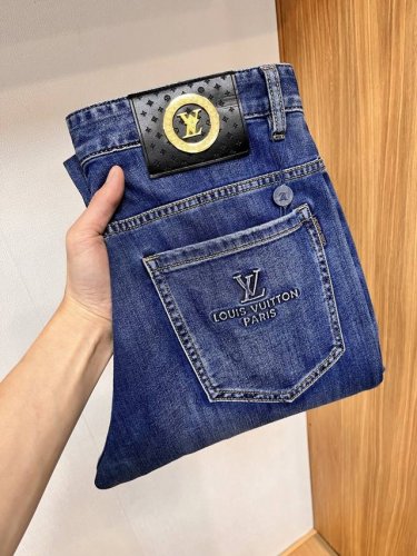 lv 2025夏季新品 欧洲站男士商务休闲牛仔裤 当商务遇上休闲，当经典碰撞时尚，2025年春季，我们为您带来全新欧洲站男士商务休闲牛仔裤！ 精选高品质面料，柔
