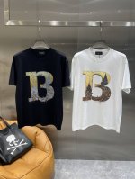 巴黎家 巴黎世家T恤 夏日潮流吸睛神器 简约大气 胸前的字母 B 设计独特 金色与图案的融合 细节之处尽显奢华与潮流感 S-Xl 隔天