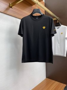 范思哲 2025春夏新款首发专柜最新款圆领短袖 高端订制 设计前卫时尚！品牌Logo重工艺设计 高端定制100支双面丝光棉面料.手感柔软.穿着舒适.专柜级别精致