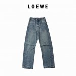 本地自取460 loewe 罗意威 25Ss擦色宽松弯刀牛仔裤 高腰系扣双插兜设计 膝弯处缝制分割线打造弯刀效果 有效修饰直腿线条 阔腿版型穿着无束缚感 后腰皮