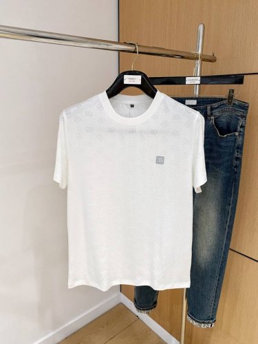 杜嘉班纳25Ss春夏 新品 定制蚕丝面料丝滑透气！时尚经典圆领短袖时尚单品设计，更加时尚舒适，高标准定制，上身非常有型，胸前品牌经典Logo 图案 客供辅料，客