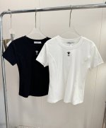 品名：Dio* 甜妹蜜蜂Logo刺绣短袖 尺码：S.M.L 颜色：白色 黑色 Dio*甜酷女孩，今日穿搭。被追问N次的甜酷感穿搭，安利安利！黑色短上衣简约又显瘦