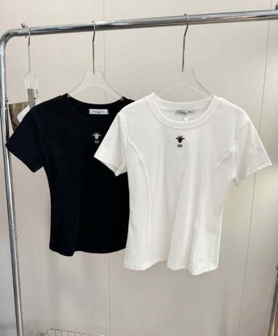 品名：Dio* 甜妹蜜蜂Logo刺绣短袖 尺码：S.M.L 颜色：白色 黑色 Dio*甜酷女孩，今日穿搭。被追问N次的甜酷感穿搭，安利安利！黑色短上衣简约又显瘦