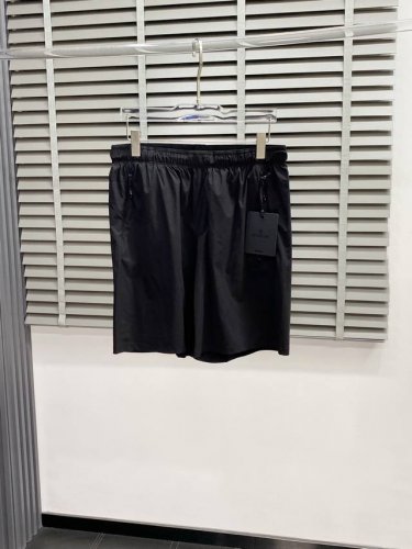 Moncler蒙口独家专供新款休闲双弹力短裤高端版本 专柜定制面料 透气舒适度高 细节无可挑剔 品牌元素设计理念 体现高品质 手感细腻柔软 呈现休闲裁剪 上身版