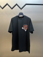 p150 Givenchy College 章仔短袖 定制米色高级丝光棉，饰以纪梵希大写“G”点缀正面，米色呈现温柔雅致。 采用毛巾绣工艺，一种传统手工刺绣技术