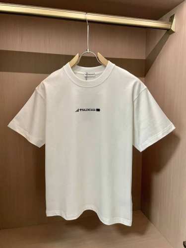 巴黎世家 2025春夏新品，优选特定原版开发双股精棉平纹面料，上身挺阔舒适度佳，外穿内搭随意搭配，男女同款夏日必备 尺码S-Xxl