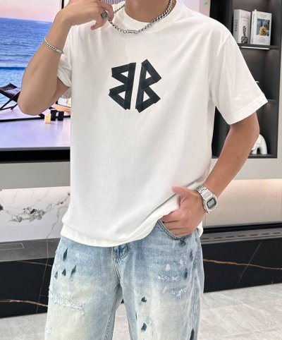 巴黎世家 Balenciaga 2025春夏新品 尽显时尚格调。标志性的品牌字母图案以独特笔触呈现，立体感十足，醒目又吸睛。简约圆领与宽松版型，穿着舒适自在。优