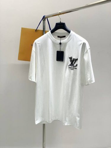 louisvuitton 路易威登，2025夏季最新款，专柜同步有售，原单狠货，时尚休闲圆领短袖T恤，上身很有特点！吸睛而有亮点，进口原版面料，顶级刺绣工艺字母