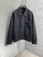 p260 爱马‘’Ss25早春新款牛仔外套。采用客供高密度精材质面料，软糯亲肤，立挺有型，品牌字母Logo，满满的时尚感；适合多种穿搭风格；一款不挑年纪的外套。