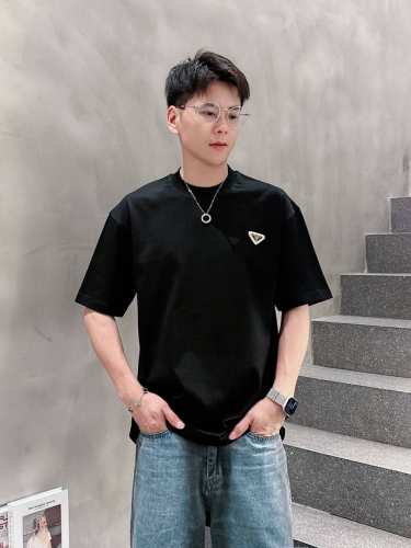 M-3Xl 普拉达 25Ss春夏新款首发专柜最新款短袖圆领T恤 高端订制 设计前卫时尚 品牌Logo重工艺设计 高端定制230克面料.手感柔软.穿着舒适.专柜级