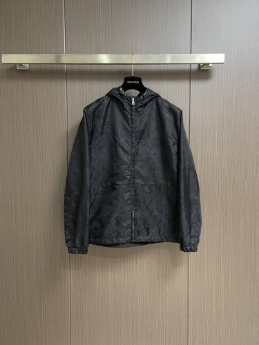 Lv 2025Ss全幅 Monogram City Walk 提花锦纶防风连帽外套，本款防风连帽为科技面料铺陈 Monogram City Walk提花图案，展