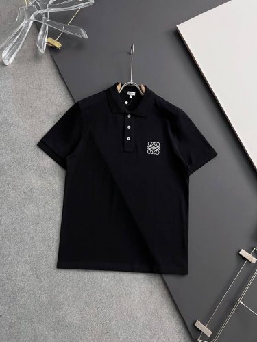 loew*25Ss新款Polo，这款Polo衫采用珠地面料制作而成，胸前独家Loewe绣花工艺 ，三标齐全 面料匀均细致柔软 ，穿着舒度适高，轻松打造夏日潮酷感