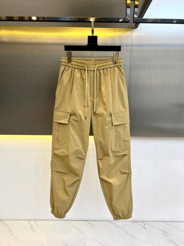 Dio迪奥 25S新品低调男士工装裤 面料给满分 高密度斜纹面料手感无敌顺滑 一条有逼格的裤子 可遇不可求 千万不要错过 上身效果超棒 今年最期待的一款短裤 价