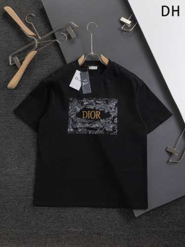 Dior 迪奥 Cd 微宽版版型 S-Xl Cd 25Ss 新品专柜热卖款 迪奥联合作款 胸前花卉字母刺绣Logo图案 作为奢侈界的龙头，D家可谓是当之无愧了，