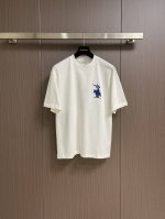 burberry 战马植绒棉质圆领短袖T恤，2025Ss春夏限定新款，情侣款Os宽松Tee，时尚英伦风格的百搭单品，基础款，上身不挑人，新配色！岩石灰，很显气质