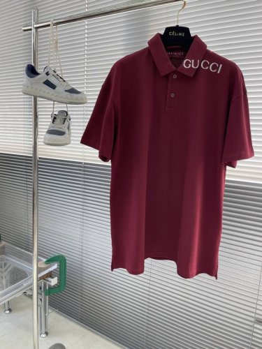 Gucc 25Ss早春新款系列挚献多款经典风格单品，针织衫和polo衫质感柔软，以内敛巧致细节出彩，令日常造型更显迷人。这款polo衫以弹力珠地棉匠心演绎，精彩