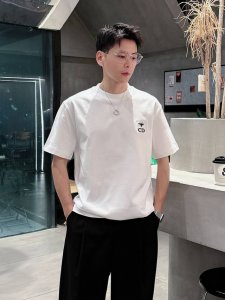 迪奥 2025春夏新款男女同款短袖T恤 定制专属纯棉面料 定制原版工艺螺纹 胸前重工字母Logo工艺设计 简约大方 从容百搭 档次极高 完美融入时尚还有风情感一