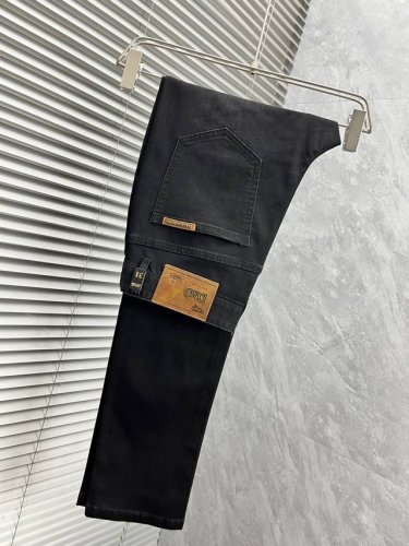 杜嘉家 春夏男士休闲牛仔裤....... 客供牛仔面料打造 质地柔软又不失筋骨，手感干爽有韧性 裤身配以品牌经典徽标，灵魂般的点缀 各项指标皆为上品，自然带来极
