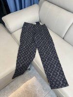 p140 louis Vuitton Lv路易威登满印提花牛仔直筒长裤 整体衣服设计感十足 经典满印Lv字母Logo 非常有高级感 25最新纯色搭配白玉小扣 给