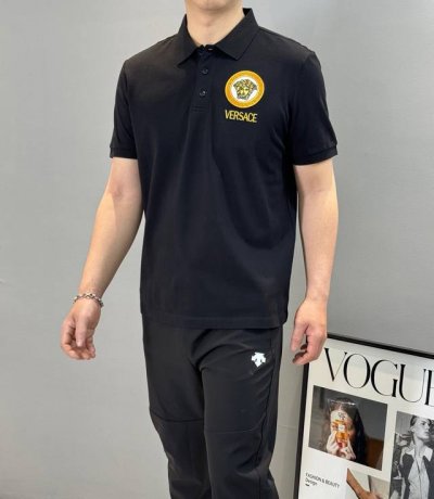 versac*E瓦萨琪2025Ss夏季新款 Logo男士翻领Polo衫！经典美杜莎款.简约时尚大气不失优雅，单穿内搭体面过人，品质控 细节控的闭眼带走，低调又奢