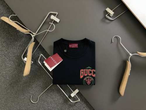 gucc*合身版型Xs-L 最新最顶级印花原单短袖，最顶级的品质专柜原单，顶级制作工艺进口面料，专柜款独特设计，采用进口高端订制进口丝线手感一流！官网在售 17