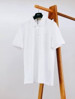 Dior Homme 迪奥 桀傲 刺绣起脚珠地翻领短T。非常规面料裁剪缝制 , 像毛衣一样横机提花织造！胸前精工密针刺绣标识，辨识度极高。客供刻字纽扣。进口丝光