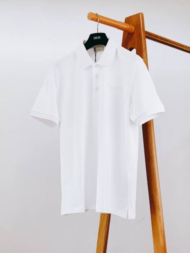 Dior Homme 迪奥 桀傲 刺绣起脚珠地翻领短T。非常规面料裁剪缝制 , 像毛衣一样横机提花织造！胸前精工密针刺绣标识，辨识度极高。客供刻字纽扣。进口丝光