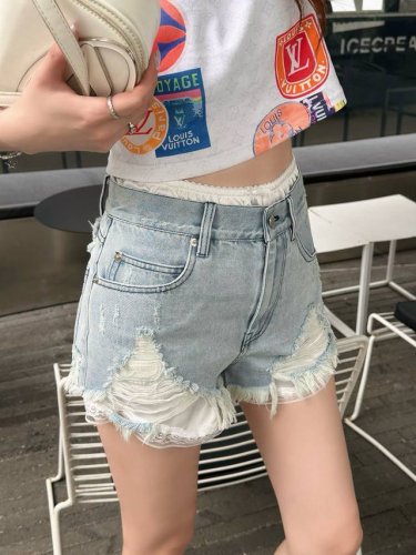 原版Ale.....2025夏季新款时尚两件套牛仔短裤 定制Yb进口洗水材质 挺括舒适有型 里面松紧腰头搭配打底短裤 安全感十足 配合侧边蕾丝设计 增添造型层次