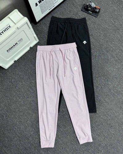 上新 迪桑特女款夏季冰丝运动长裤 ！ 颜色：黑色 散口 藕粉 紧口 宽松版型口袋拉链女裤 ，外贸品质真心无敌，立体净版硅胶Logo标示，原版裤腰，带抽绳，口袋拉