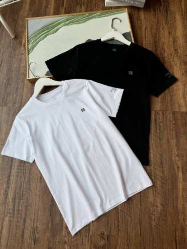 夏日白月光！可隆圆领T恤。夏季的衣橱里，总要有这样一件简约又百搭的可隆圆领T恤。 它的面料是冰瓷棉，亲肤又透气，穿上瞬间告别闷热黏腻，肌肤自由呼吸。 设计上，经