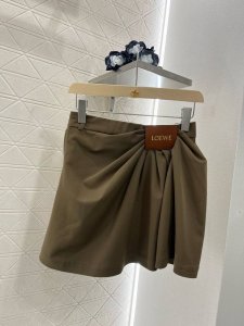 17405# loew*2025新品 皮标褶皱时髦半裙 定制Yb进口西服材质 质感细腻 透气舒适 高街感黑棕两色 单侧捏褶形成斜分走向 以品牌皮标点缀腰间 设计