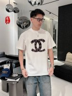香奈儿。2540春夏新品时尚圆领短袖高级定制百搭款式！更有实用感 任何人都可以轻松驾驭 采用95%棉+5%天丝面料制作，手感非常奈斯，不起球，不变形，奢华经典L