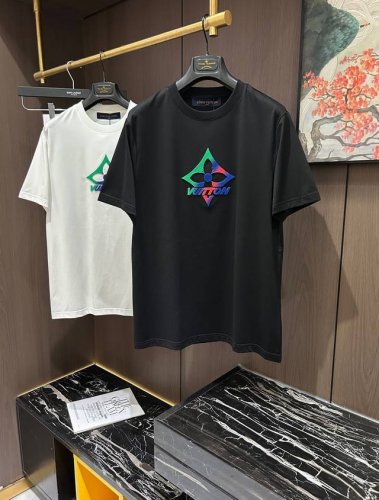 lv2025 春夏新款短袖 整体上色泽较鲜明和光亮 手感顺滑揉软 悬垂感特强 质地自然柔软 贴身超级舒服 悬垂感特强 t恤日常穿搭很自在很实用 超级的有韧性比起