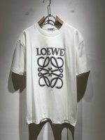 Loe*We罗*威 2025春夏新款男女同款短袖T恤 意大利原厂订单渠道 极具个性高级风 标志Logo图案压胶工艺设计 情侣款纯棉短袖T恤 最新时尚潮流人气产物