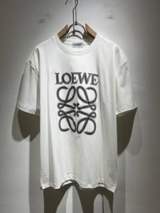 Loe*We罗*威 2025春夏新款男女同款短袖T恤 意大利原厂订单渠道 极具个性高级风 标志Logo图案压胶工艺设计 情侣款纯棉短袖T恤 最新时尚潮流人气产物