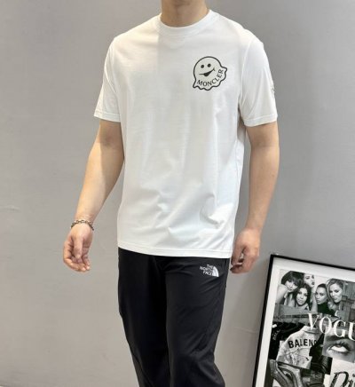 Moncle*蒙-口25S夏季新款圆领短袖.品牌图形Logo辨识度鲜明超级走心.袖子搭配经典小帽子标识.选用客供190G丝光棉制成.整件单品的面料质感极佳.着身