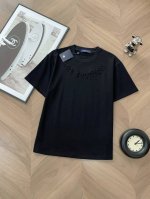 570# lv立体浮雕压花字母凹凸圆领短袖T恤 男女同款 官网同步 专柜纯棉面料 贴肤舒适 耐看又好穿 经典简约Logo设计 原厂工艺一丝不苟 型男必备单品短袖