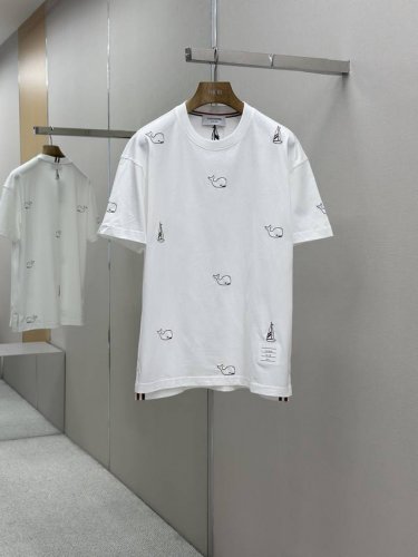 tb 25Ss春夏新款首发专柜最新圆领T恤 高端订制 设计前卫时尚 品牌Logo重工艺设计 高端定制240克面料.手感柔软.穿着舒适.专柜级别精致车线.做工精细