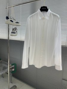 Herme 25Ss新款暗纹衬衣 科技与狠活！匠心之作！ 绝对定制面料，细看暗纹，这个是市场里绝对没有的高货。200支纱线，无与伦比的亲和肌肤，版型工整，您看模
